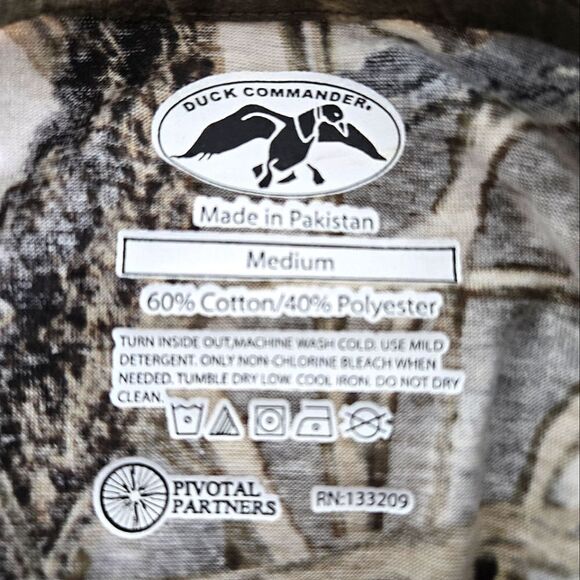 Duck Commander Kids Camouflage T-Shirt with Pink Logo - Picture 2 of 5